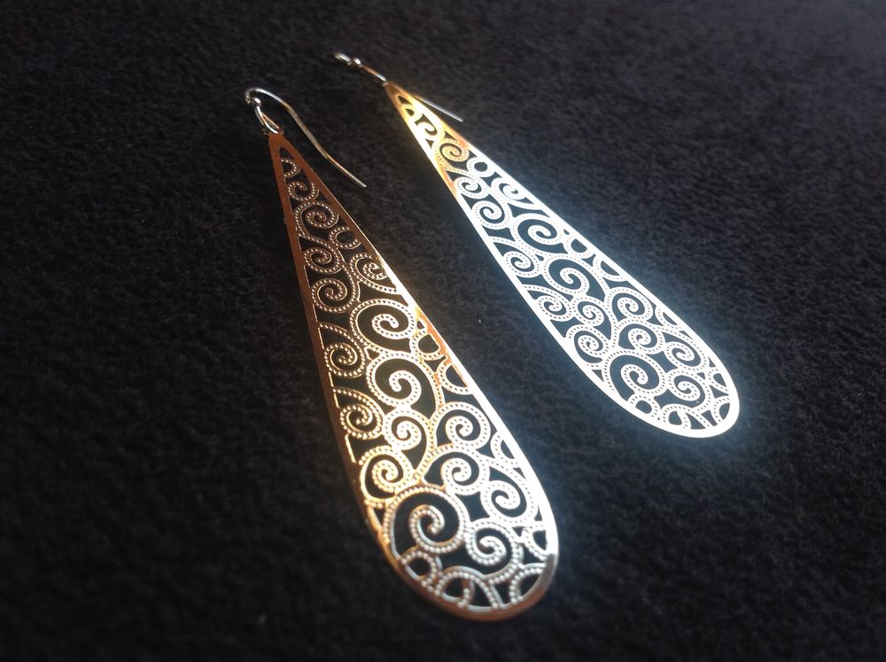 BOUCLES OREILLES ARGENT�E GOUTTE 6,3cm Envoi possible
2 Tr�gunc (29)