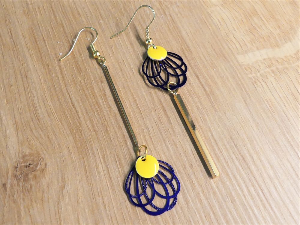 Boucles d'oreilles asym�triques dor�es
7 Viroflay (78)