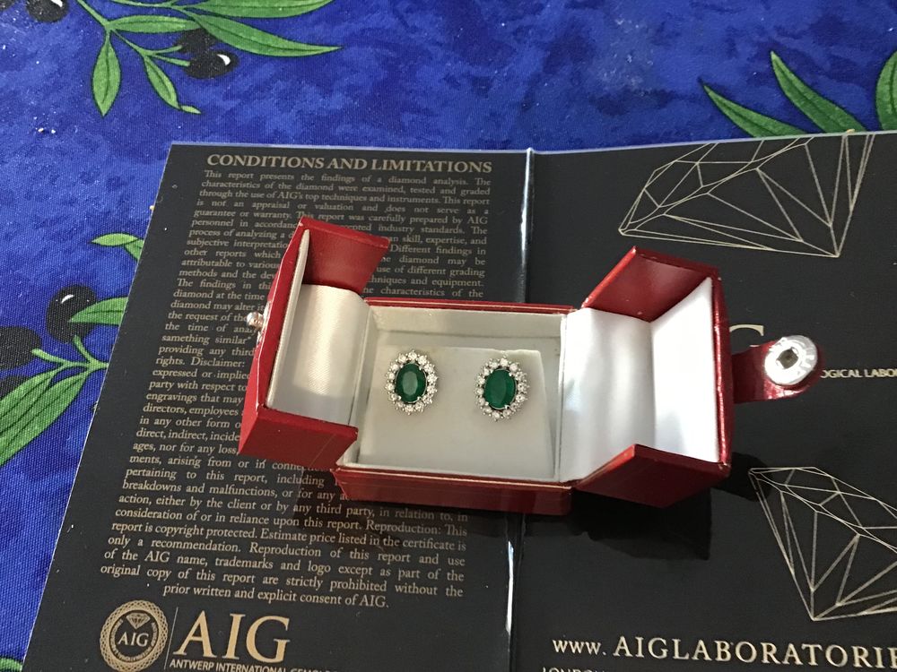 Boucles d?oreilles en or blanc �meraudes et diamants avec certificat AIG. �meraudes de 3,01 carat, diamants 0, 20 carat. �tat neuf. 2000 Aix-les-Bains (73)