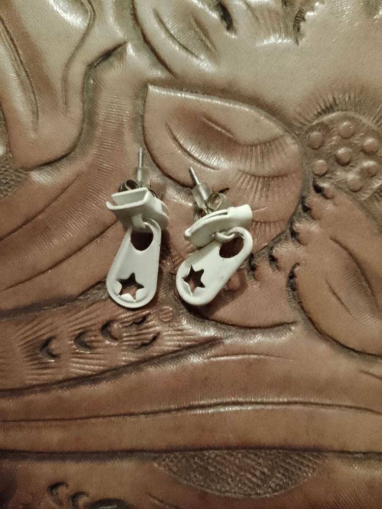 boucles d'oreilles blanches enfants. 2 Carqueiranne (83)