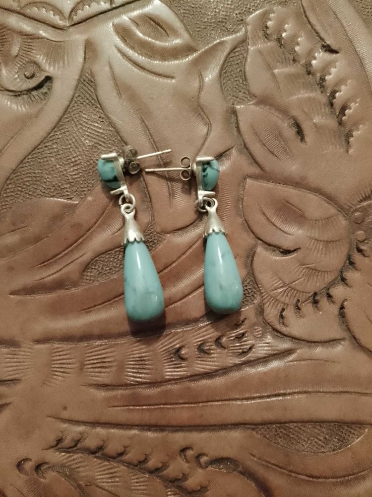 boucles d'oreilles bleues claires sur m�tal argent� neuves. 6 Carqueiranne (83)