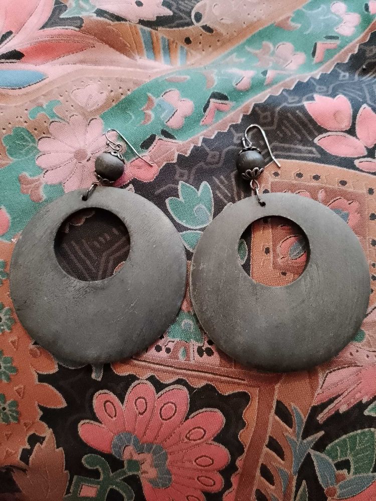 boucles d'oreilles en bois l�ger noir sur m�tal argent�. 6 Carqueiranne (83)