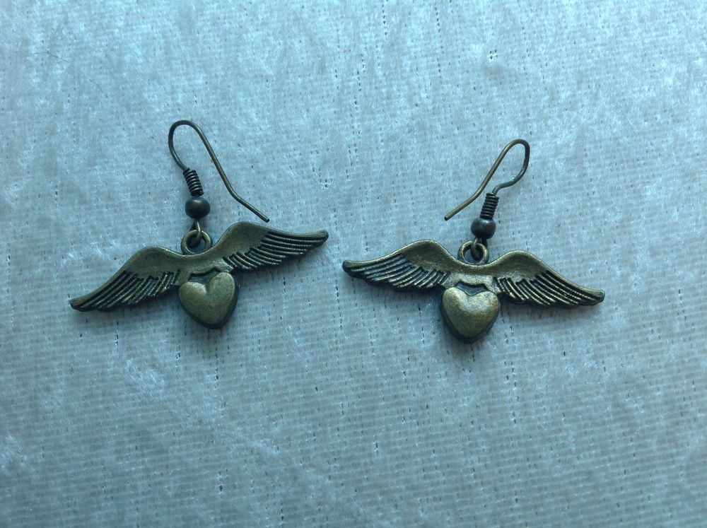 BOUCLES D'OREILLES COEUR AIL� Envoi Possible
2 Tr�gunc (29)