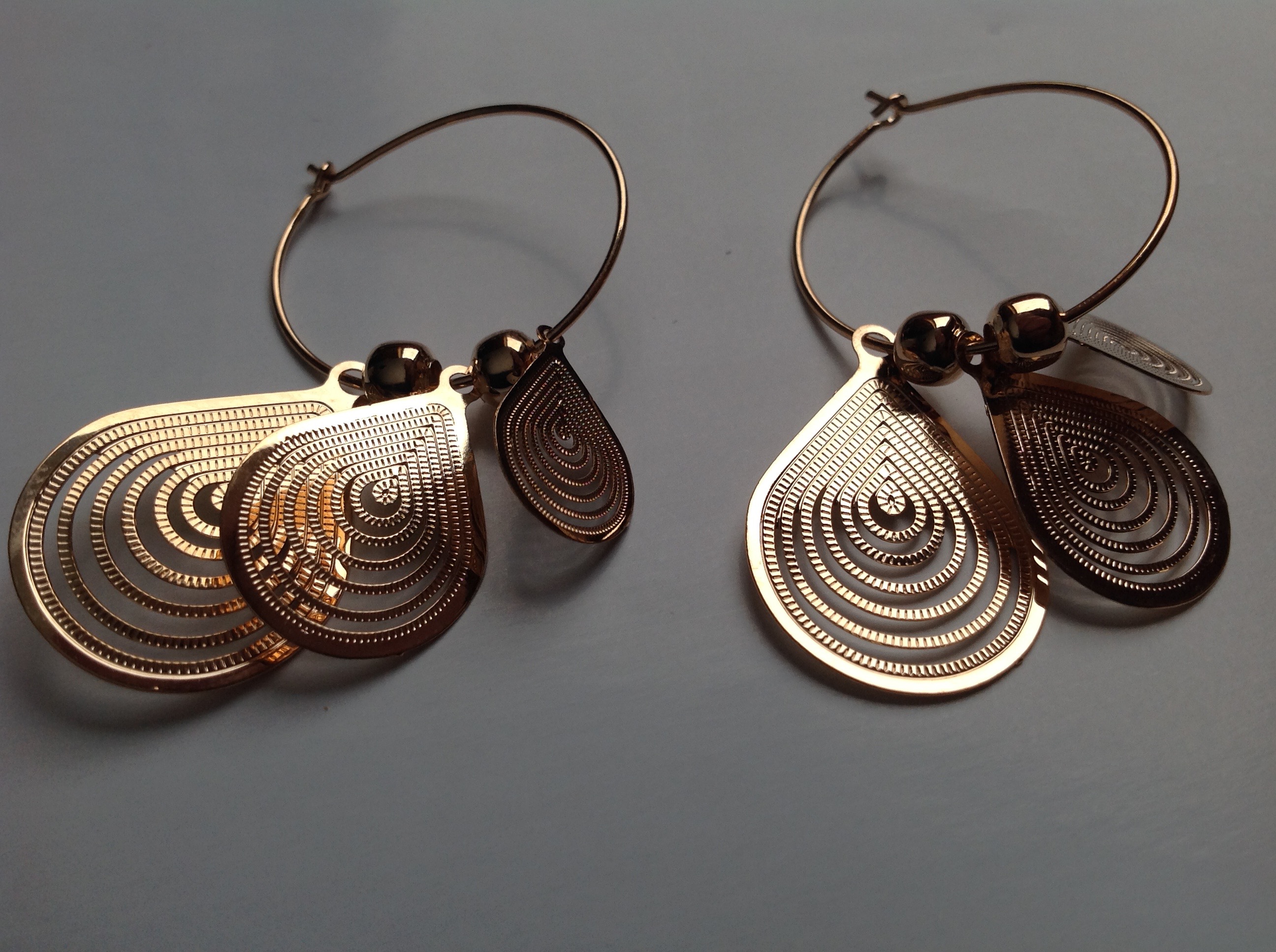 BOUCLES D'OREILLES DOR�E GOUTTE Envoi Possible
2 Tr�gunc (29)