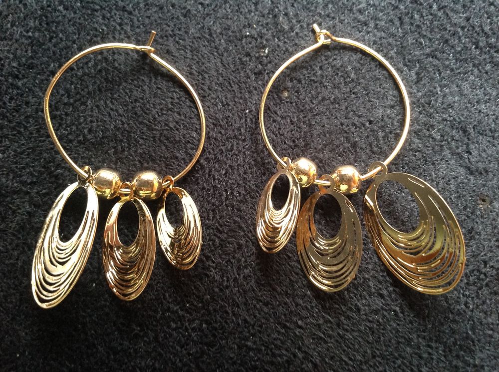 BOUCLES OREILLES DOR�E OVALE 3ta ANNEAU Envoi Possible
2 Tr�gunc (29)
