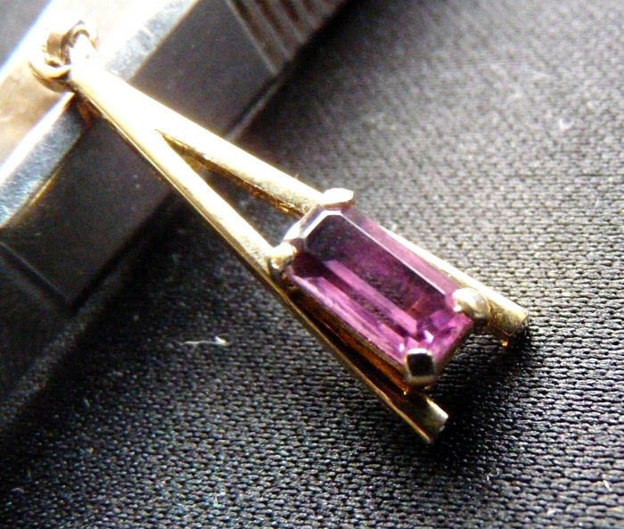 Boucles d'Oreilles dor�es en forme de A avec Am�thyste 15 Gravelines (59)