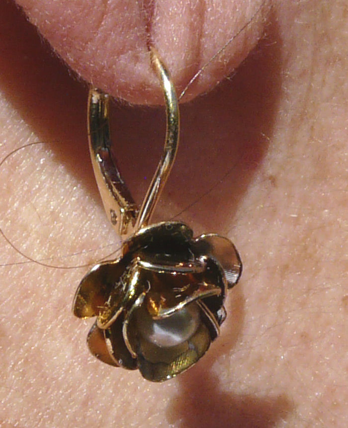 Boucles d'Oreilles dor�es en forme de Rose et petite perle 25 Gravelines (59)