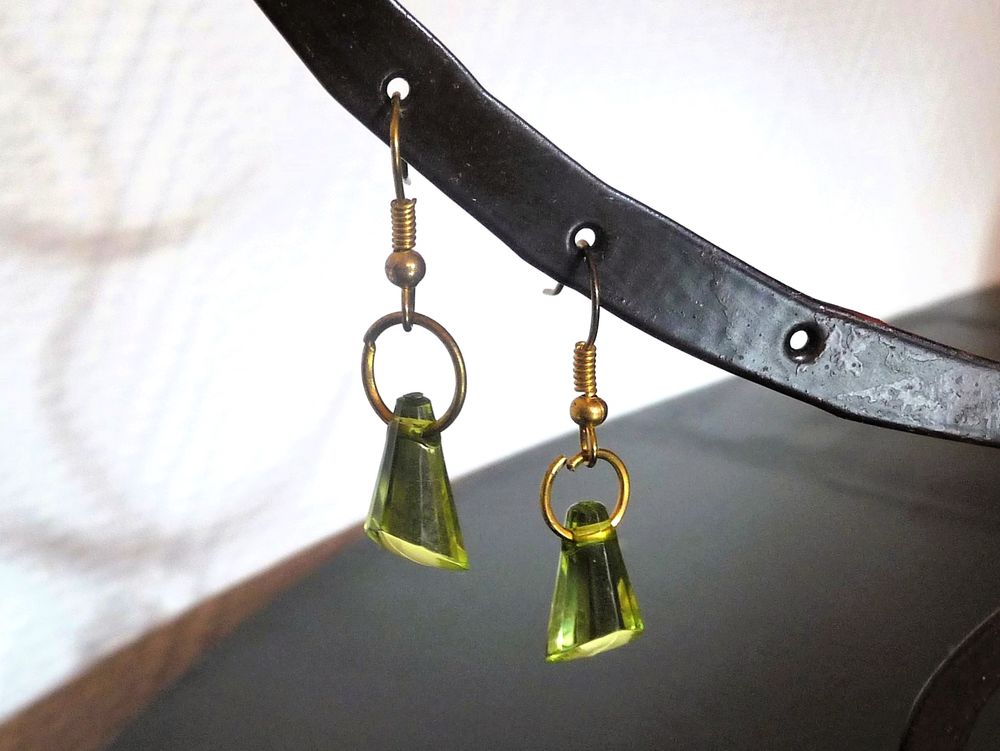 Boucles D'Oreilles Dormeuses en M�tal Dor� et Plastique Vert 4 Paris 15 (75)
