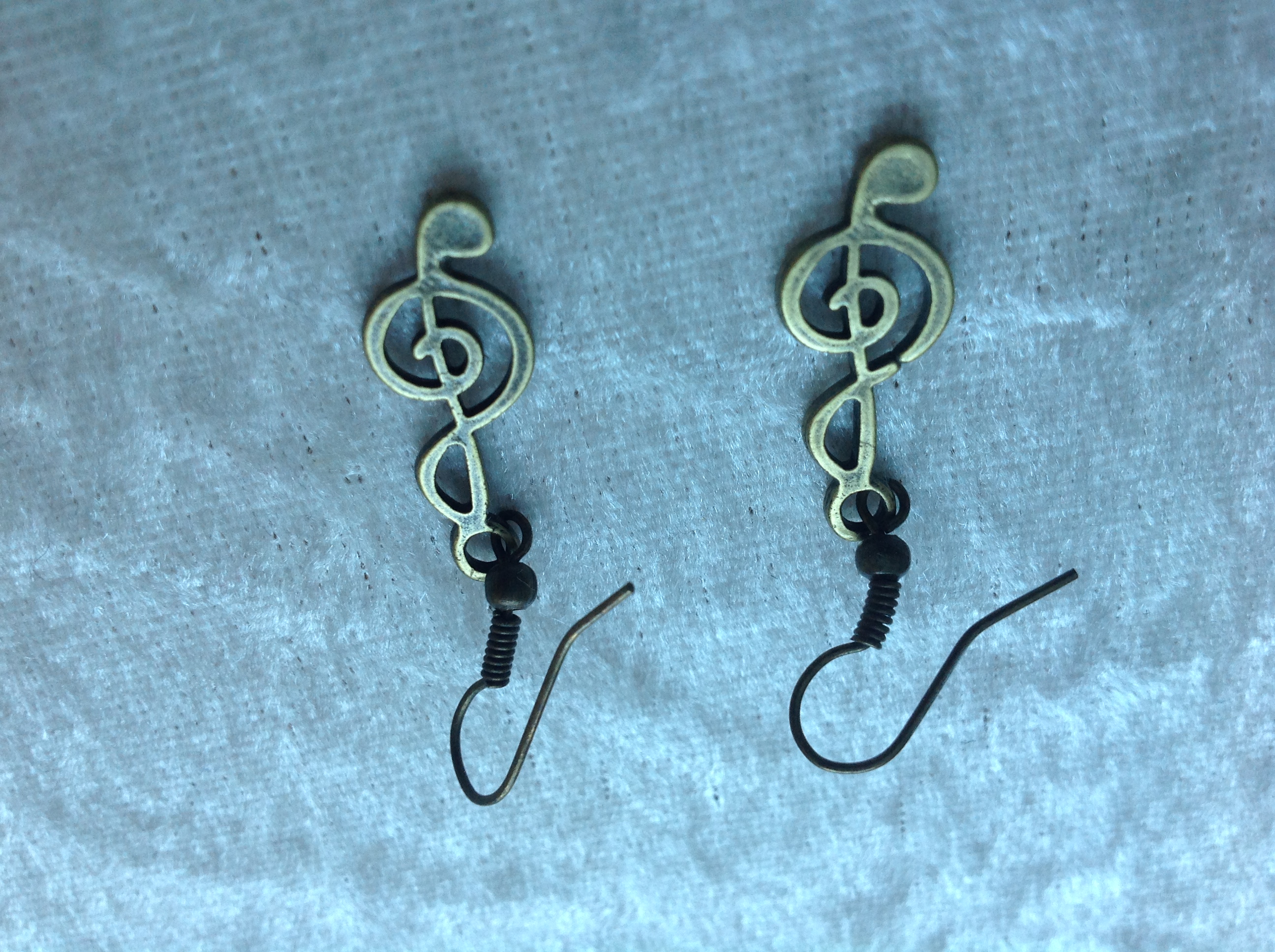 BOUCLES D'OREILLES CL� DE SOL Envoi possible
2 Tr�gunc (29)