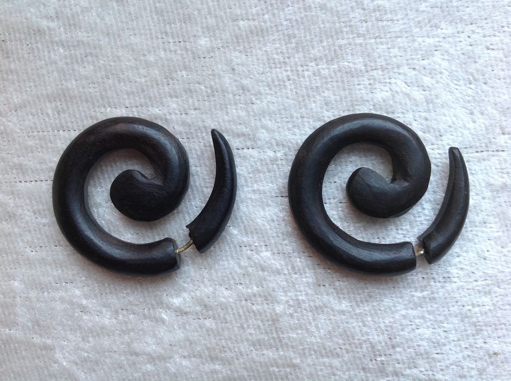 BOUCLES OREILLES FAUX PIERCING �CARTEUR Envoi Possible
7 Tr�gunc (29)