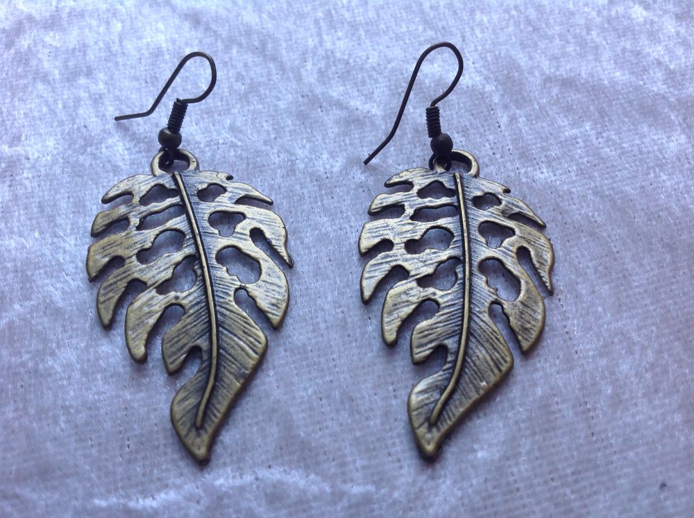 BOUCLES D'OREILLES FEUILLES AJOUR�ES Envoi Possible
2 Tr�gunc (29)