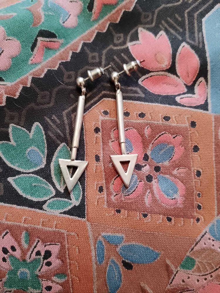 boucles d'oreilles fl�ches en m�tal argent�. 6 Carqueiranne (83)