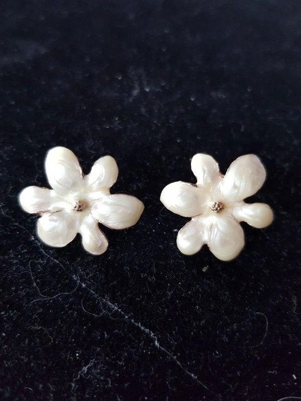 Boucles d oreilles fleurs nacrée tres bon etat 2,5 cm de dia 3 Viriat (01)