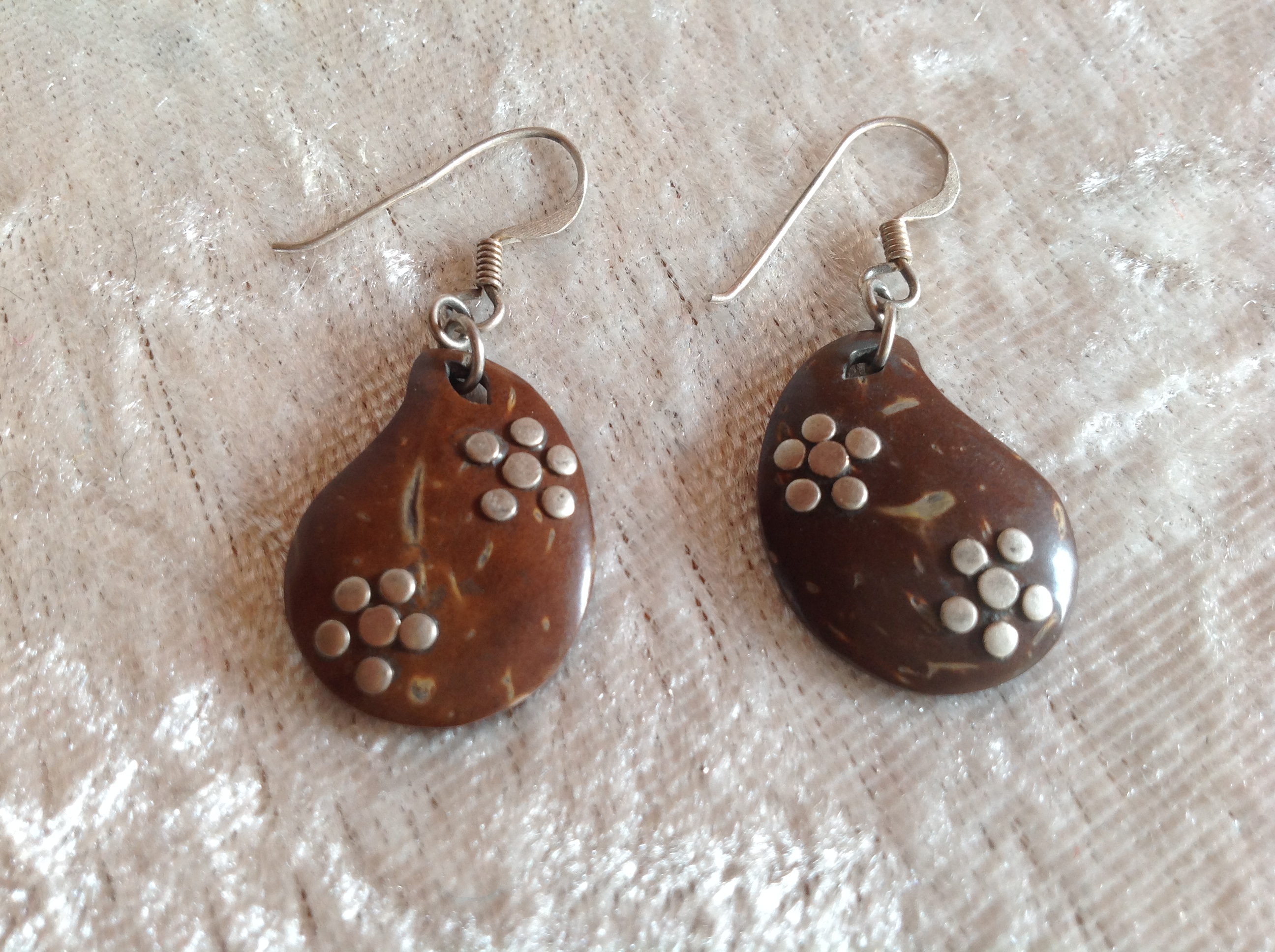 BOUCLES OREILLES GOUTTE NOIX DE COCO FLEURS M�TAL Envoi Poss 2 Tr�gunc (29)