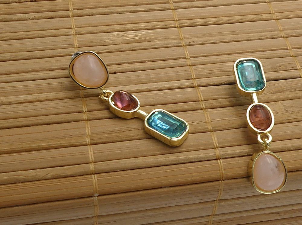 Boucles d'oreilles m�tal dor� et r�sine, asym�triques 8 Viroflay (78)