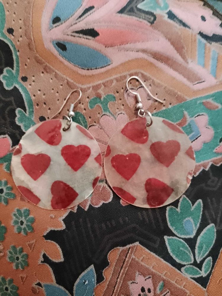 boucles d'oreilles en nacre coeurs rouges sur m�tal argent�. 6 Carqueiranne (83)