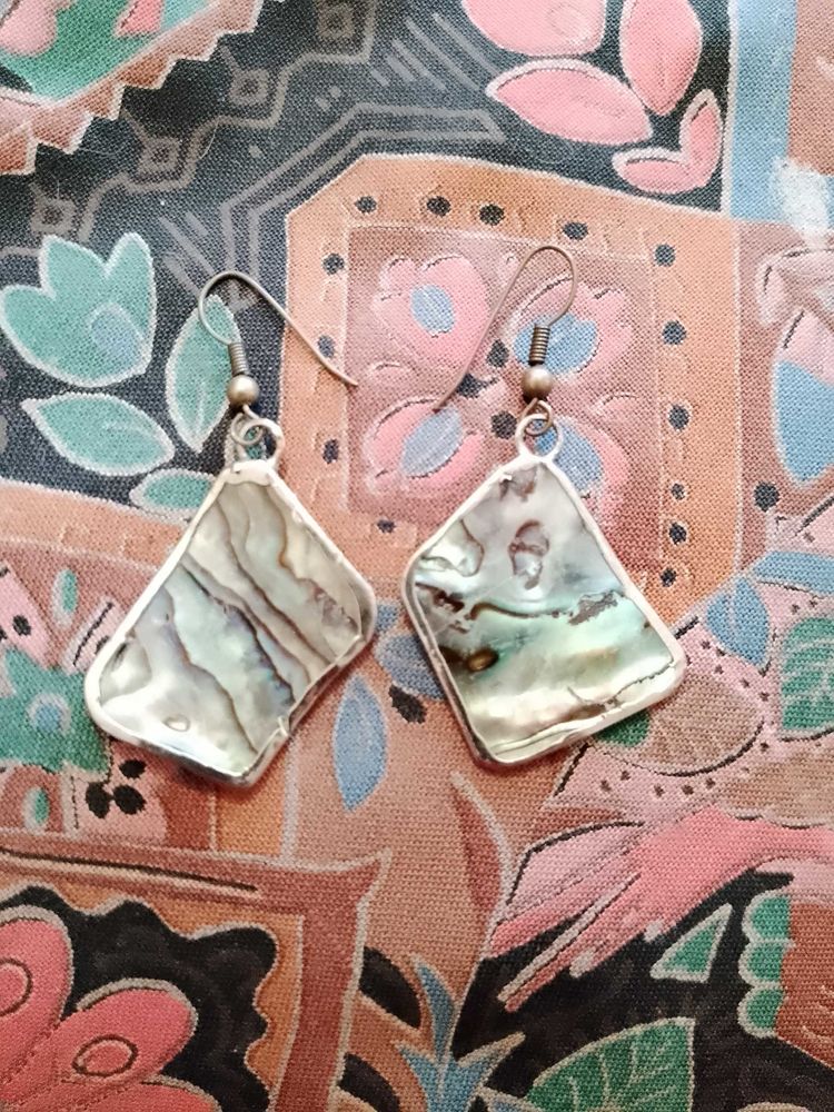 boucles d'oreilles en nacre verte sur m�tal dor� vintage ann�es 90. 12 Carqueiranne (83)