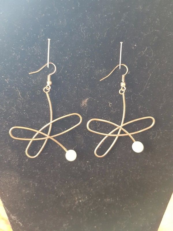 Boucles d'oreilles pendantes dor�es et perle tr�s bon etat 6 2 Viriat (01)