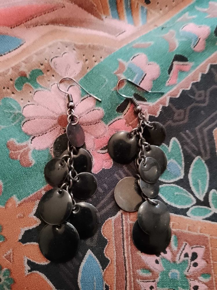 boucles d'oreilles pendantes noires en m�tal argent�. 4 Carqueiranne (83)