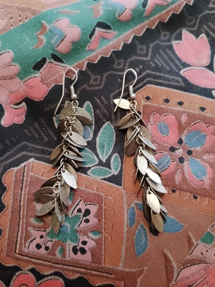 boucles d'oreilles pendantes dor�es en m�tal argent�. 4 Carqueiranne (83)