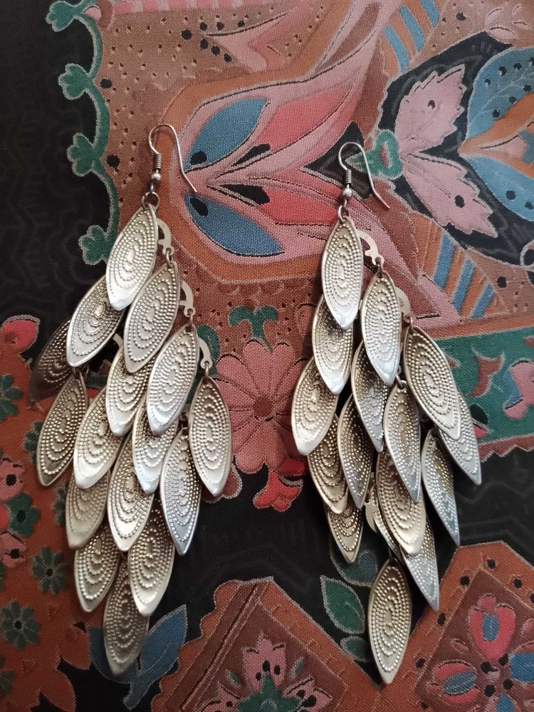 boucles d'oreilles pendantes en m�tal argent�. 7 Carqueiranne (83)