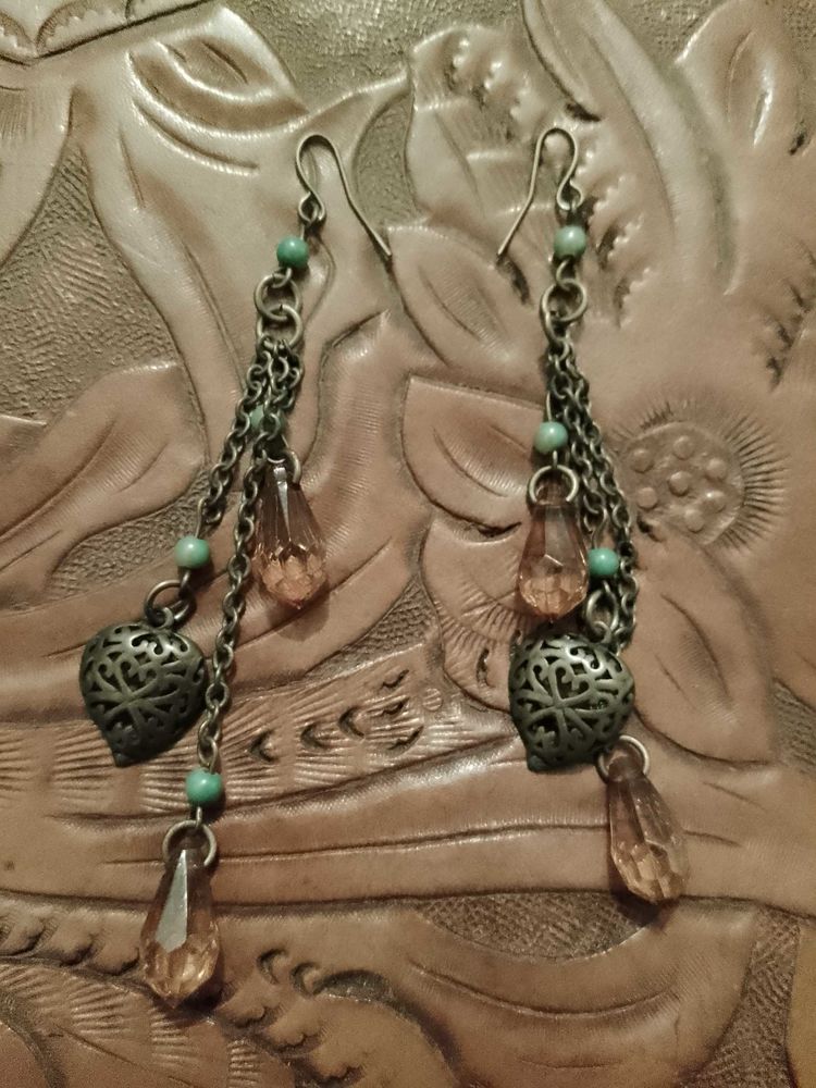 boucles d'oreilles pendantes en m�tal fonc� et perles en plastique oranges. 5 Carqueiranne (83)