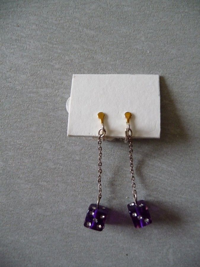 Boucles oreilles pendants motifs d�s violets 6 Celles-sur-Belle (79)
