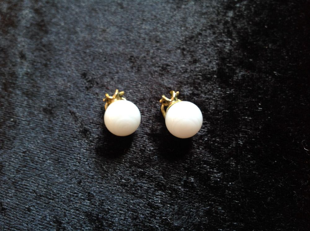 BOUCLES D'OREILLES PERLE BLANCHE EN VERRE Envoi Possible
5 Tr�gunc (29)