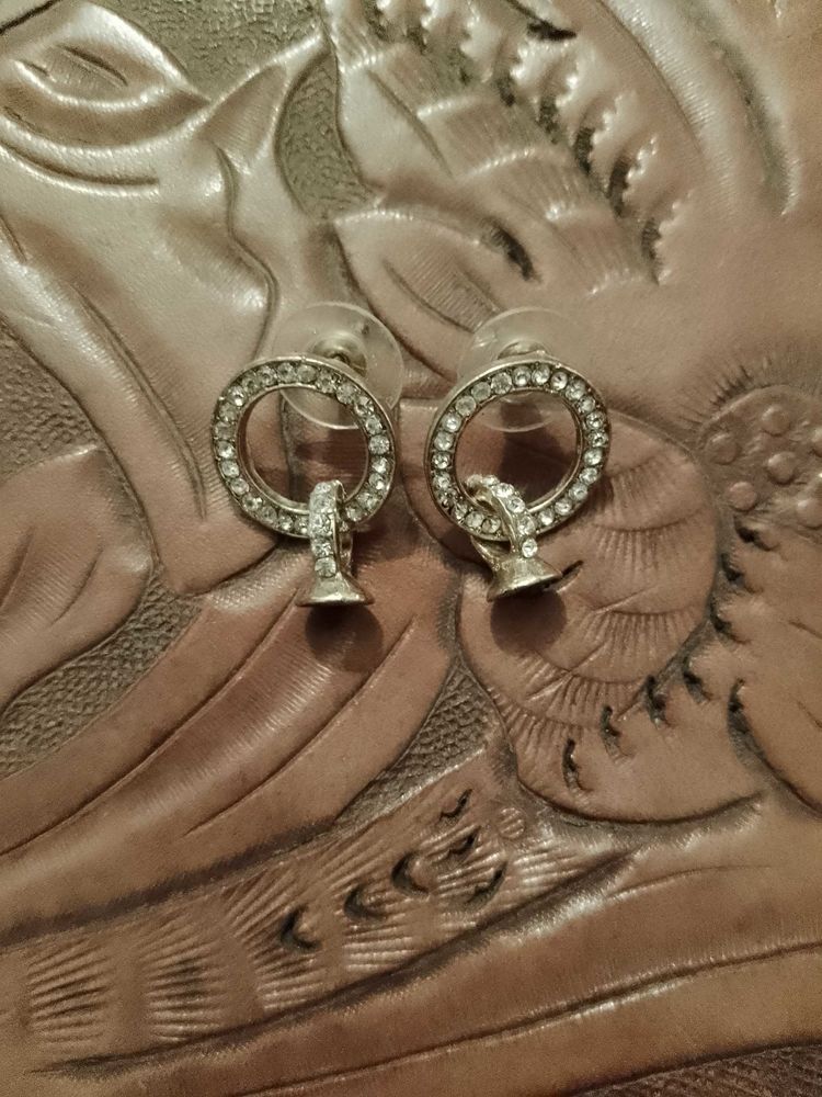 boucles d'oreilles strass translucides sur m�tal dor�. 5 Carqueiranne (83)