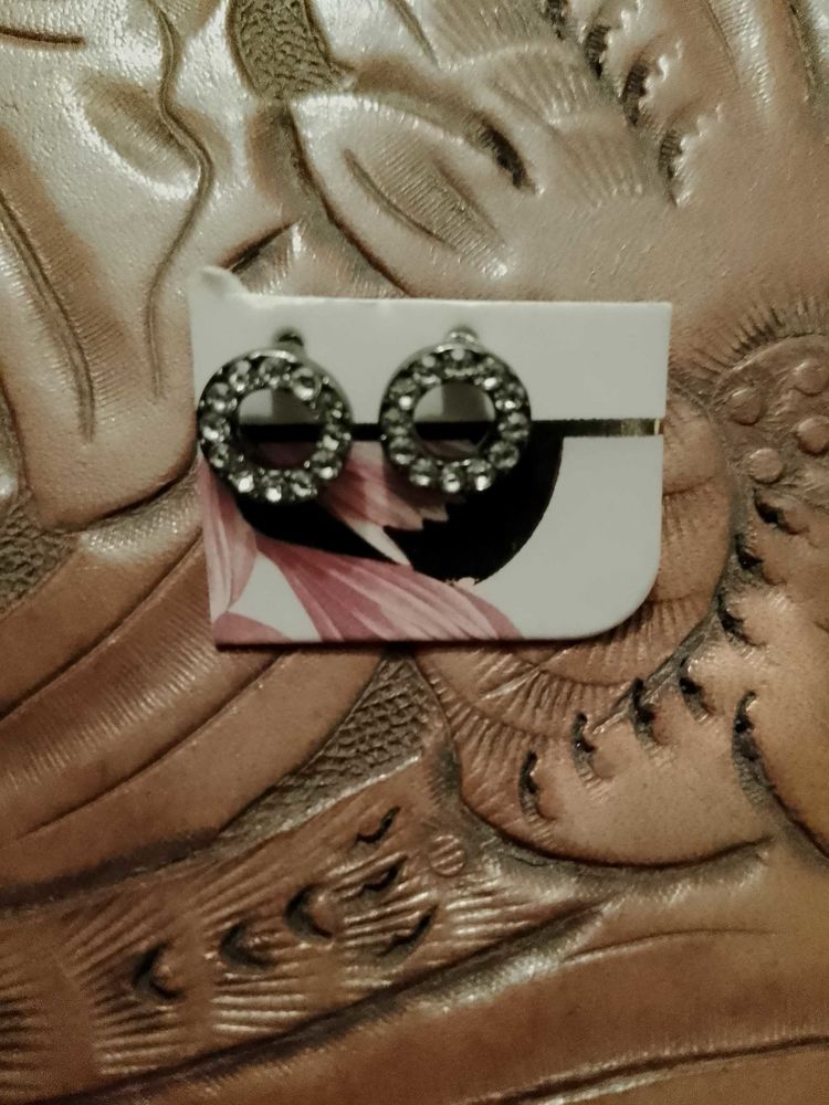 boucles d'oreilles en Strass translucides sur m�tal argent�. 4 Carqueiranne (83)