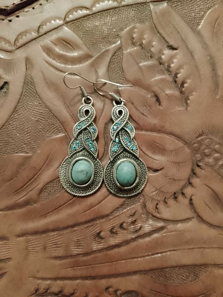 boucles d'oreilles en Strass bleues claires et turquoise sur m�tal argent� neuves. 8 Carqueiranne (83)