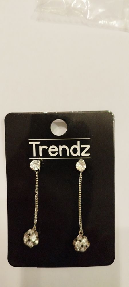 boucles d'oreilles TRENDZ/strass de verre blancs/neuves 7 �cuisses (71)