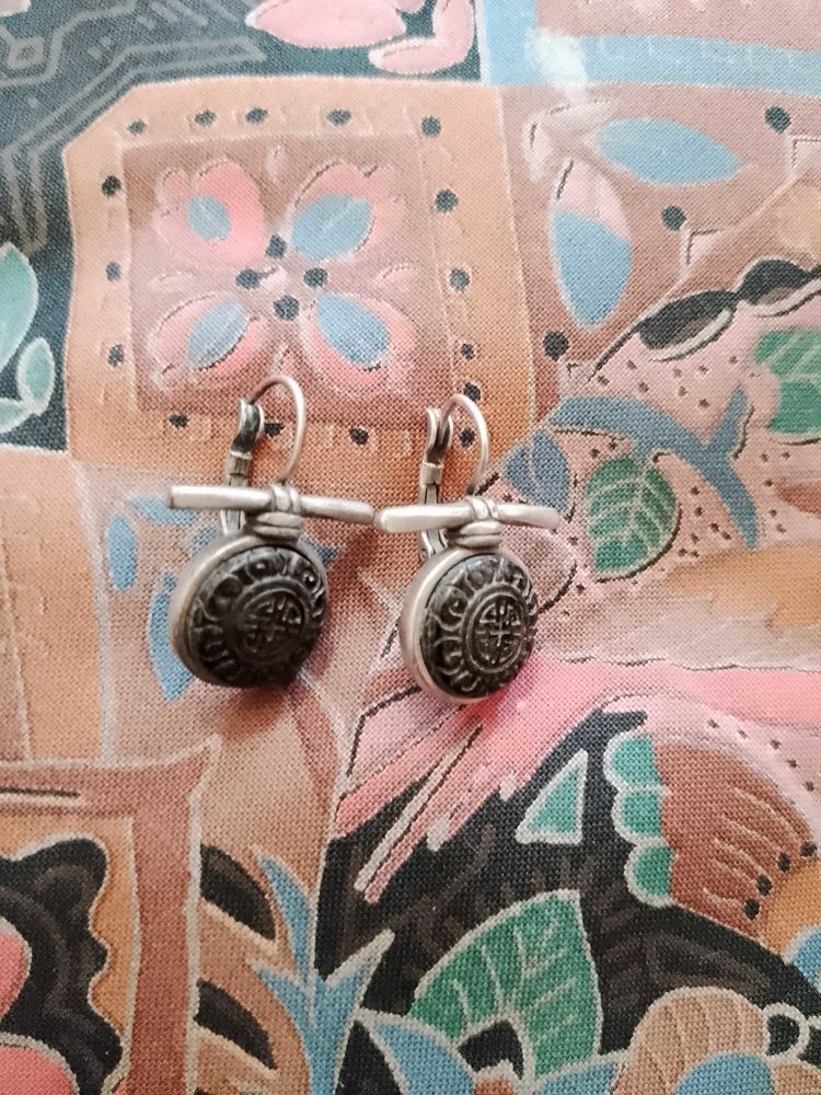 boucles d'oreilles en verre noir et m�tal argent� vintage ann�es 80. 10 Carqueiranne (83)
