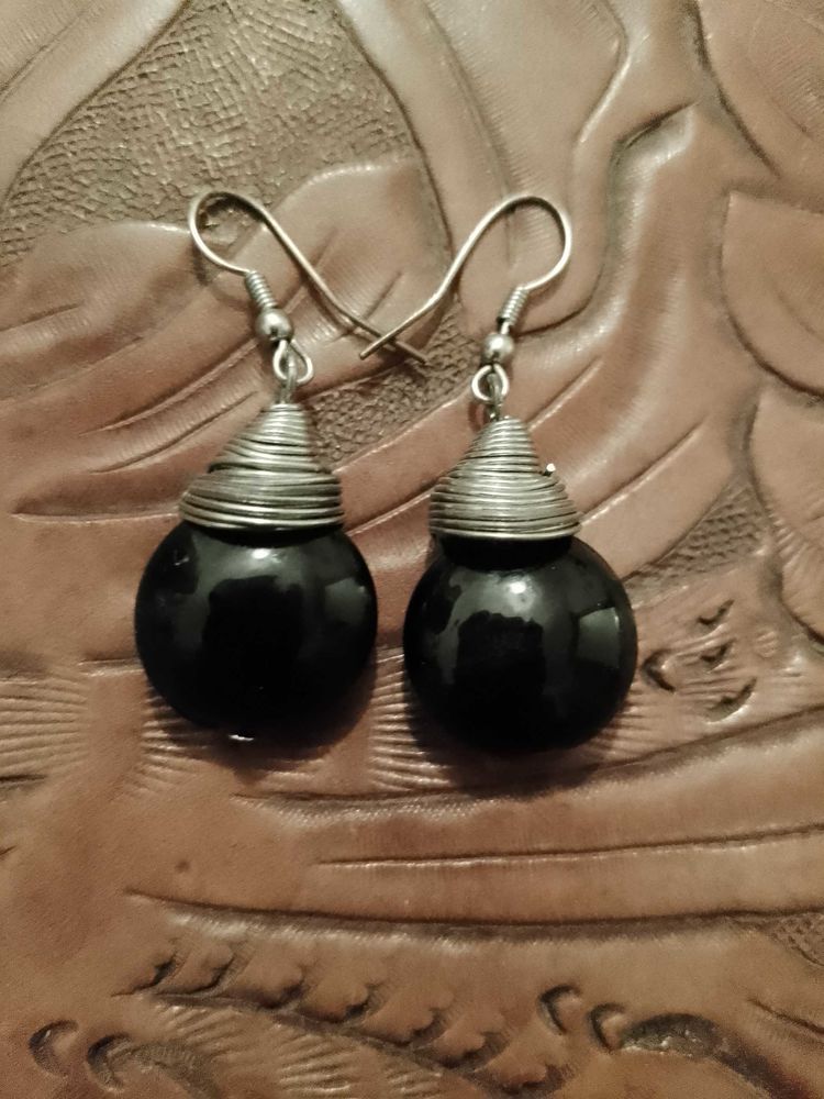 boucles d'oreilles en verre noir et m�tal argent�. 8 Carqueiranne (83)