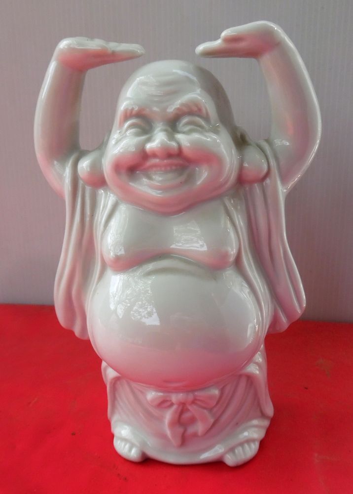 BOUDDHA rieur bras en l'air, en porcelaine, 20 �me si�cle 50 Castries (34)