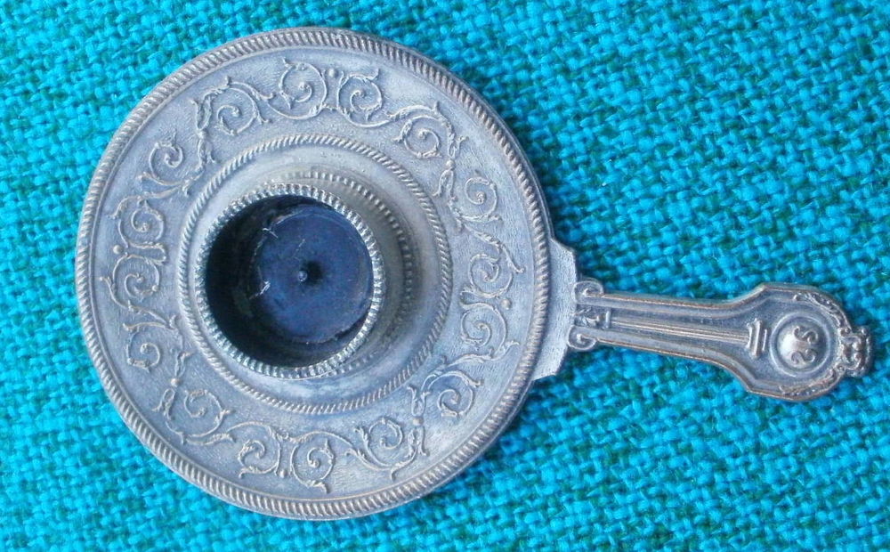 Bougeoir � main, motif cisel� et d�cor� (aliage) 6 Montauban (82)