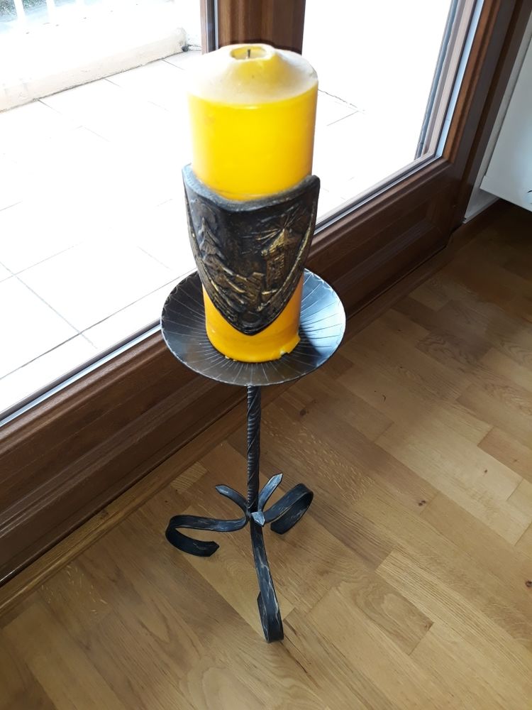 bougeoir sur pied avec bougie. 59 Saint-Dizier (52)