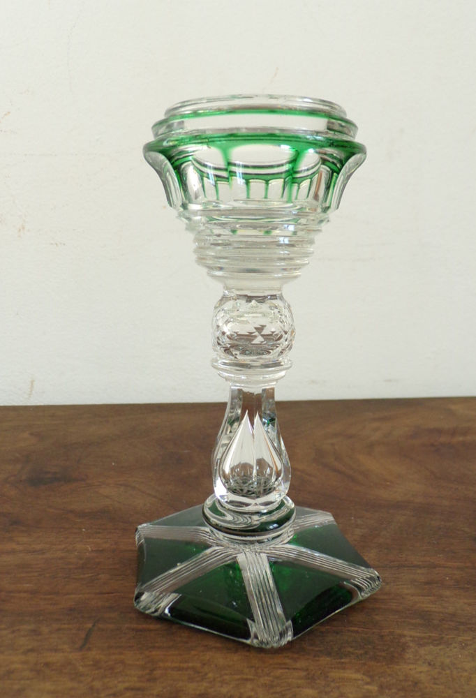 Bougeoir vintage � pied en verre taill� cisel�
18 Livr� (53)