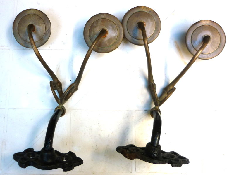 2 BOUGEOIRS ANCIENS POUR PIANO OU APPLIQUE MURALE.
70 Verg�ze (30)