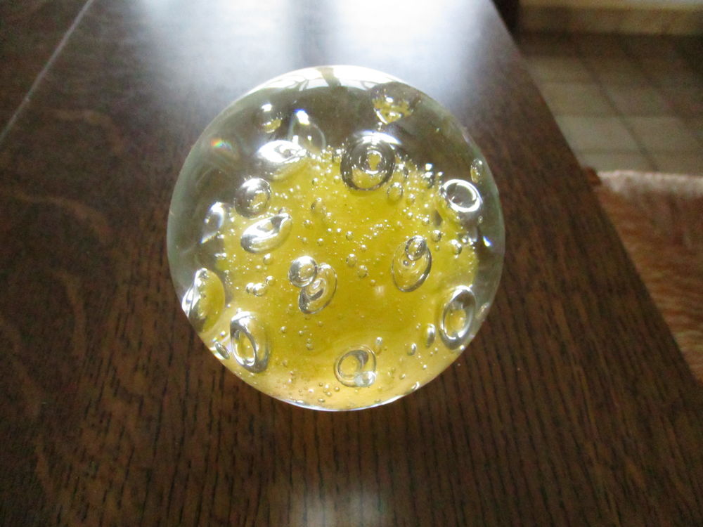 boule verre et jaune avec relief  bulles  -circonf�rence 33 0 M�rignies (59)