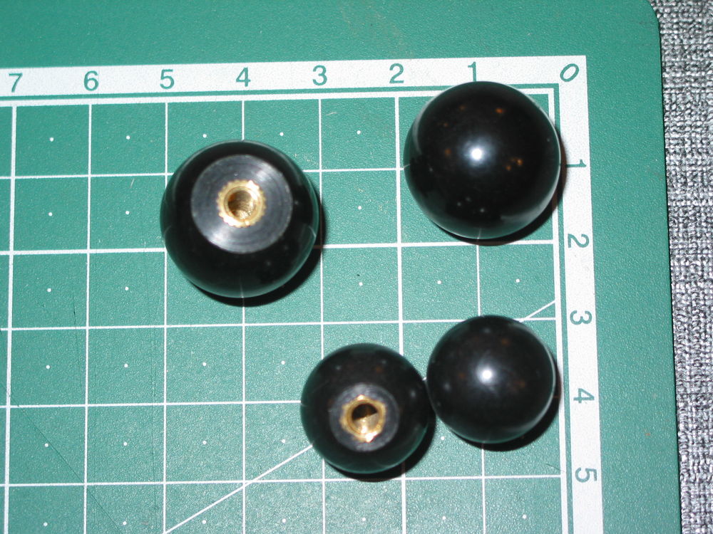4 boules en bak�lite 2 de 20 mm + 2 de 15 mm filet�es 4 mm b 10 Marseille 13 (13)