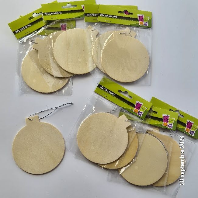 18 boules de no�l en bois, plates � suspendre 10.5  cm et � 12 Saumur (49)