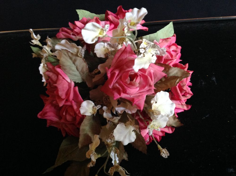 BOUQUET DE ROSES ET ORCHID�ES ARTIFICIELLES Envoi Possible
6 Tr�gunc (29)