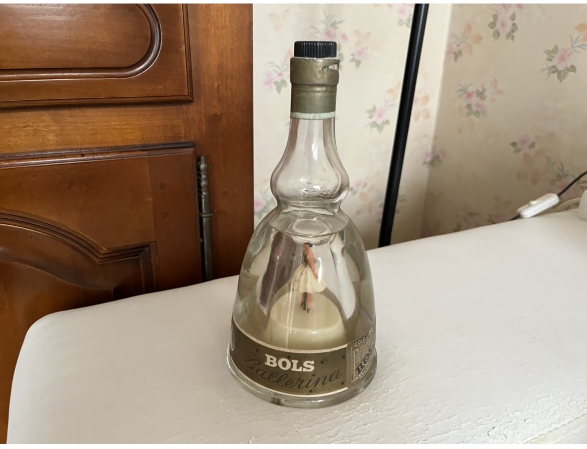Bouteille BOLS ballerine danseuse.
60 Oyonnax (01)
