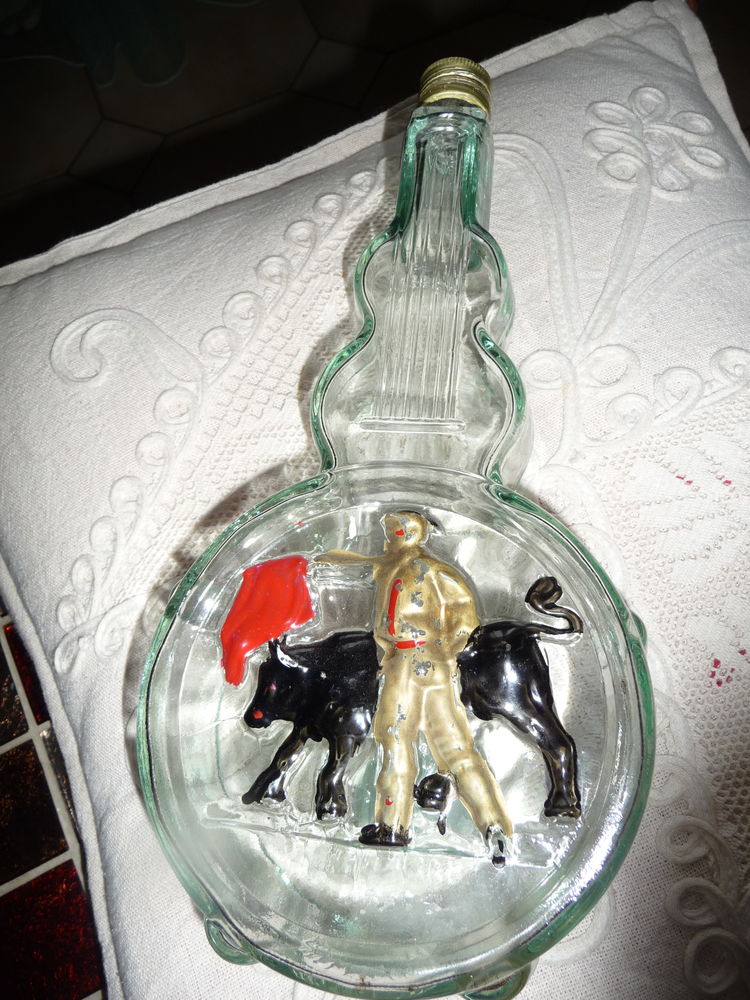 BOUTEILLE DECOREE SUR LE THEME ESPAGNOL DE LA TAURAUMACHIE 5 Beynost (01)