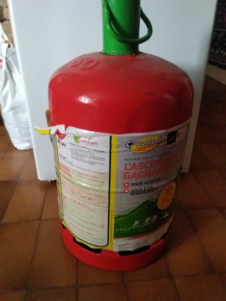 1 bouteille de gaz m�tallique , prix unitaire indiqu� 15 Rigney (25)