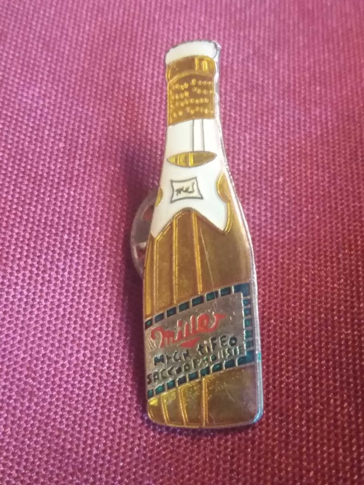 Pin's bouteille mille 2 Avermes (03)