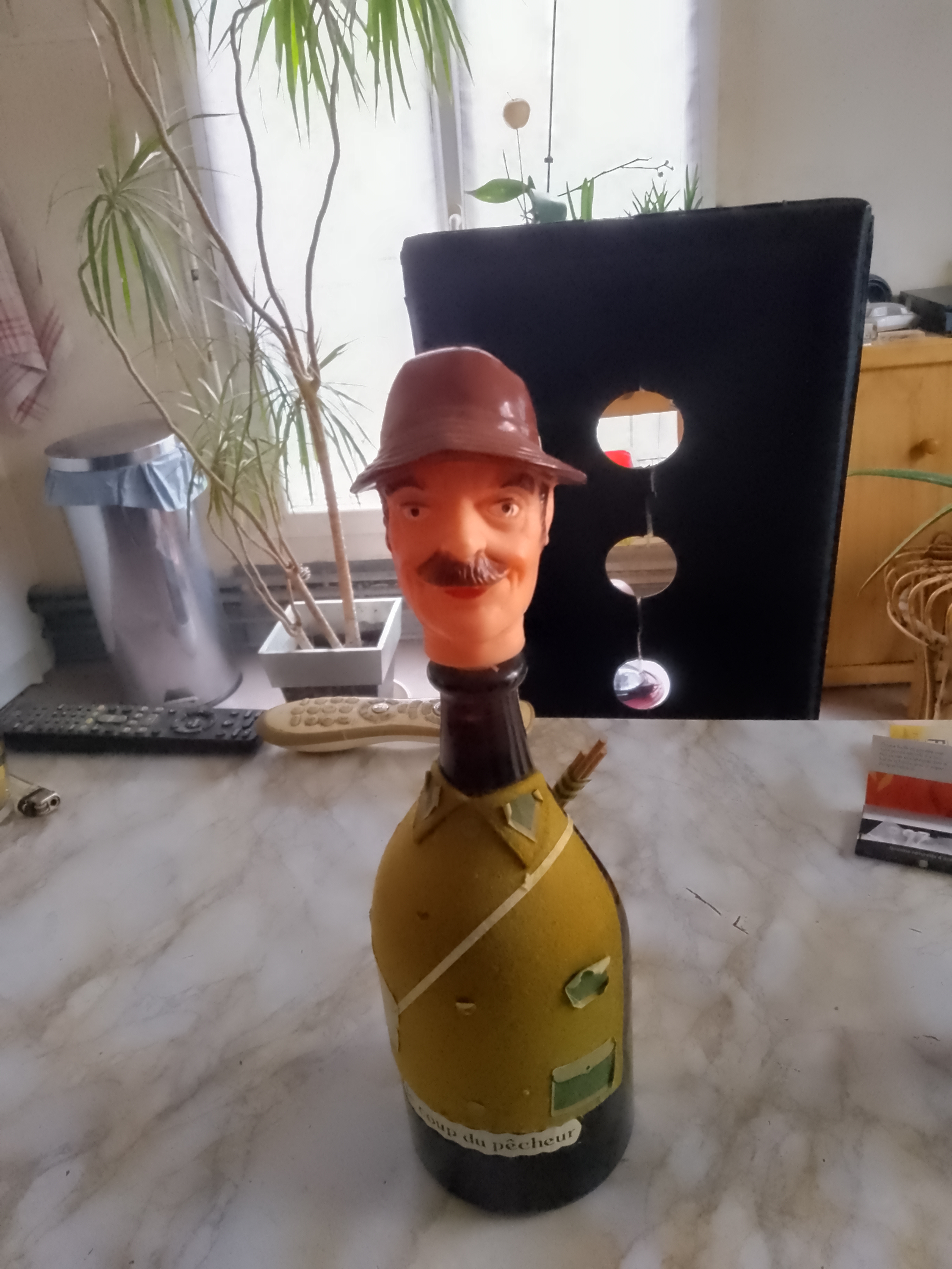 Bouteille en verre datant de 1728 appartenant � mes anciens. 0 Saint-Avertin (37)