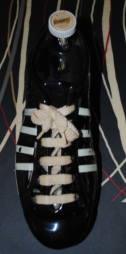Bouteille vide Liqueur Cointreau 1970 chaussure de football 20 Saint-Pierre-de-B�uf (42)