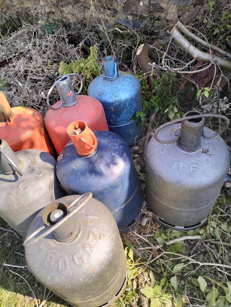 Bouteille de gaz vide 7 Roannes-Saint-Mary (15)